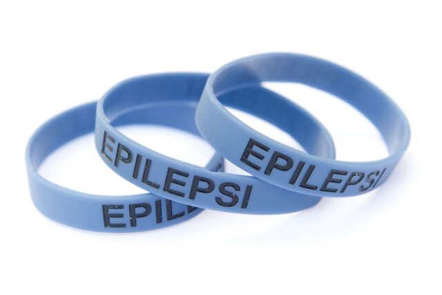EPILEPSI-IDENTIFIKASJON: Personer som har epilepsi kan velge å merke seg med epilepsi-identifikasjon. Det finnes både armbånd, pussemerker til mobil/nettbrett, deksler, identitetskort, refleksbrikker, pins og kapsler. Foto: NTB Scanpix EPILEPSI-IDENTIFIKASJON: Personer som har epilepsi kan velge å merke seg med epilepsi-identifikasjon. Det finnes både armbånd, pussemerker til mobil/nettbrett, deksler, identitetskort, refleksbrikker, pins og kapsler. Foto: NTB Scanpix